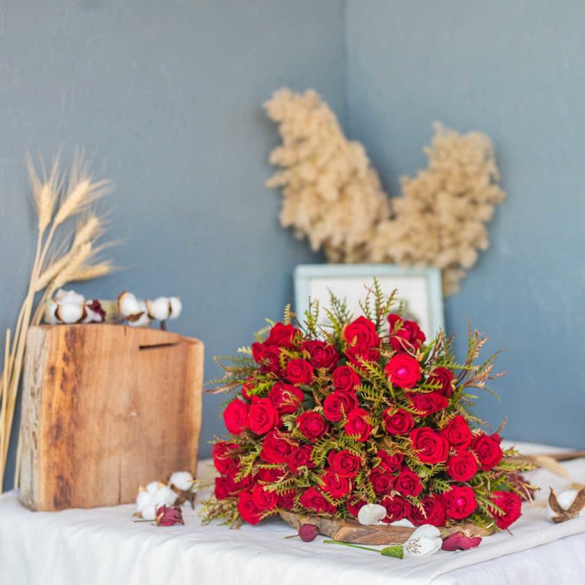 ורדים אדומים על שולחן