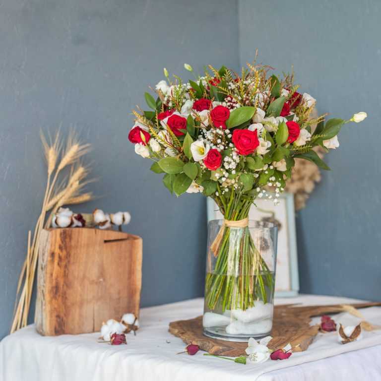 זר ורדים וליזינטיאוס על שולחן