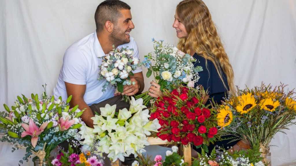 זוג שמח עם פרחים