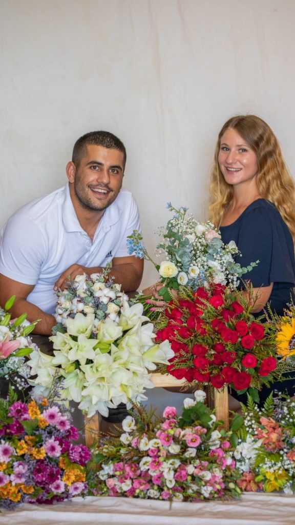 גבר ואישה מוקפים בזרי פרחים