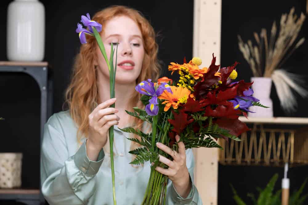 אישה אוחזת זרי פרחים